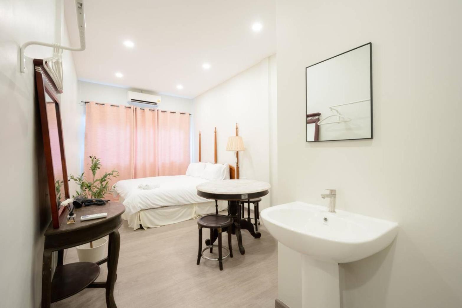 Hidden Dragon Yaowarat Road X Appartement Bangkok Buitenkant foto